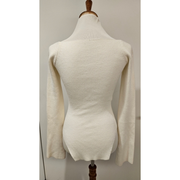 Form fitting top - Picture 2 of 3